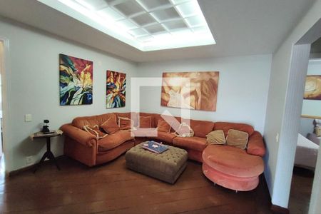 Casa de condomínio à venda com 480m², 5 quartos e 6 vagas Casa de condomínio à venda com 480m², 5 quartos e 6 vagasSala de TV 2