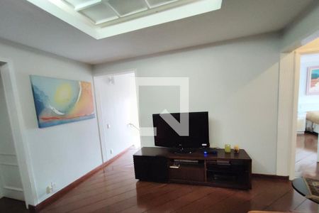 Casa de condomínio à venda com 480m², 5 quartos e 6 vagas Casa de condomínio à venda com 480m², 5 quartos e 6 vagasSala de TV 2