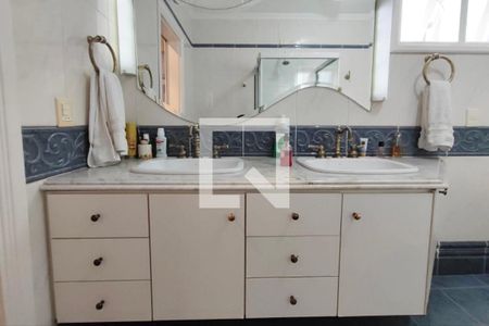 Casa de condomínio à venda com 480m², 5 quartos e 6 vagas Casa de condomínio à venda com 480m², 5 quartos e 6 vagasBanheiro da suíte 3