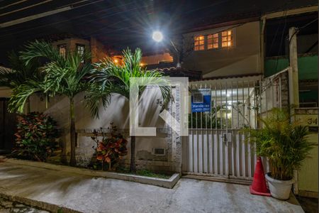 Casa de condomínio à venda com 180m², 3 quartos e 1 vaga Casa de condomínio à venda com 180m², 3 quartos e 1 vagaFachada