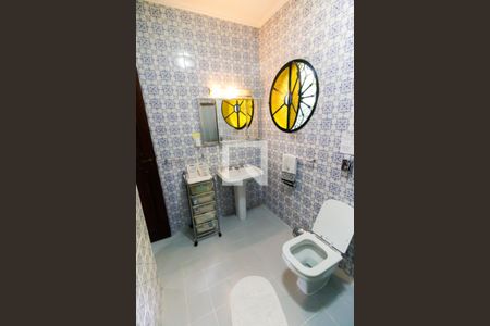 Casa à venda com 450m², 3 quartos e 4 vagas Casa à venda com 450m², 3 quartos e 4 vagasBanheiro Corredor