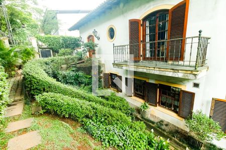 Casa à venda com 450m², 3 quartos e 4 vagas Casa à venda com 450m², 3 quartos e 4 vagasFachada