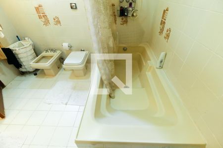 Casa à venda com 450m², 3 quartos e 4 vagas Casa à venda com 450m², 3 quartos e 4 vagasBanheiro da Suíte 1