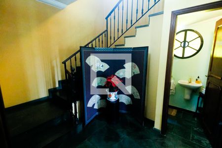 Casa à venda com 450m², 3 quartos e 4 vagas Casa à venda com 450m², 3 quartos e 4 vagasEscada de acesso