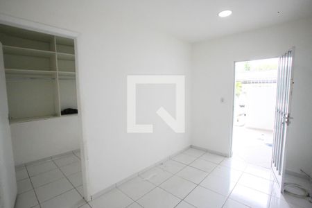 Sala de casa para alugar com 1 quarto, 60m² em Curicica, Rio de Janeiro
