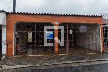 Casa à venda com 104m², 2 quartos e 2 vagas Casa à venda com 104m², 2 quartos e 2 vagasFachada