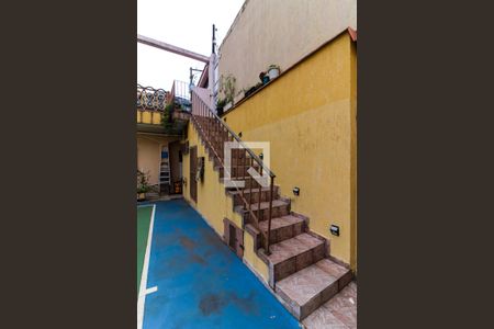 Casa à venda com 486m², 5 quartos e 3 vagasEscada de Acesso à Quadra e o Salão de Festa