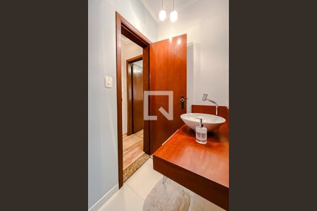 Lavabo de casa à venda com 3 quartos, 150m² em Vila Canero, São Paulo