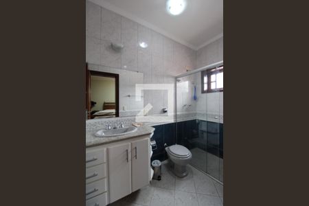 Casa à venda com 411m², 4 quartos e 5 vagasBanheiro da Suíte 2