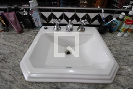 Casa à venda com 411m², 4 quartos e 5 vagasBanheiro da Suíte 1