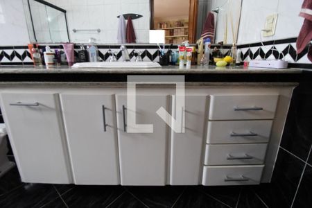 Casa à venda com 411m², 4 quartos e 5 vagasBanheiro da Suíte 1