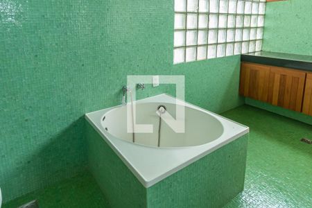 Casa à venda com 250m², 3 quartos e 6 vagasBanheira da Suíte 2