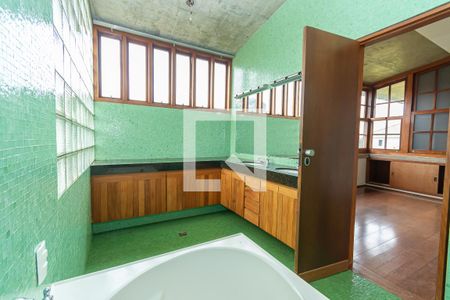 Casa à venda com 250m², 3 quartos e 6 vagasBanheiro da Suíte 2