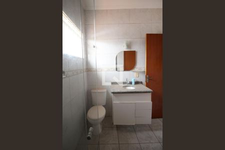 Casa de condomínio para alugar com 84m², 2 quartos e 2 vagasBanheiro da Suíte