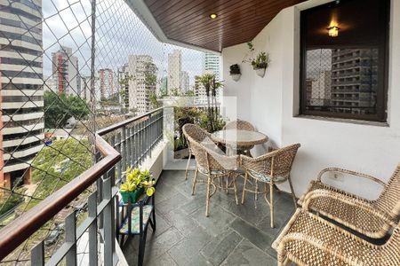 Apartamento à venda com 214m², 4 quartos e 3 vagasVaranda