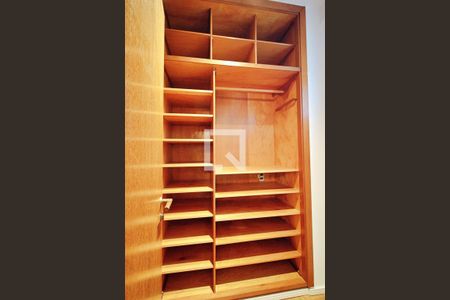 Apartamento à venda com 458m², 4 quartos e 3 vagas Apartamento à venda com 458m², 4 quartos e 3 vagasCloset da Suíte 1