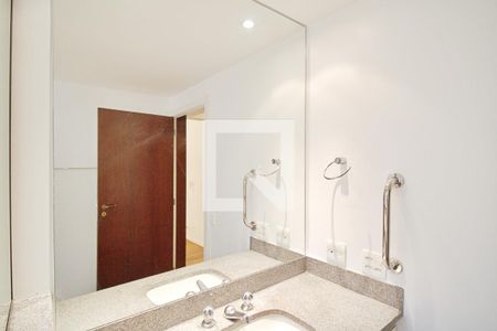 Apartamento à venda com 458m², 4 quartos e 3 vagas Apartamento à venda com 458m², 4 quartos e 3 vagasBanheiro da Suíte 1