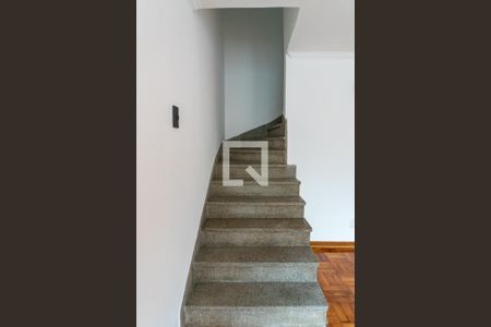 Casa para alugar com 70m², 3 quartos e 1 vaga Casa para alugar com 70m², 3 quartos e 1 vagaEscada