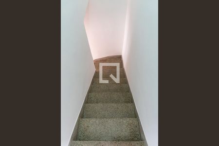 Casa para alugar com 70m², 3 quartos e 1 vaga Casa para alugar com 70m², 3 quartos e 1 vagaEscada