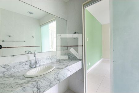 Apartamento à venda com 103m², 2 quartos e 1 vaga Apartamento à venda com 103m², 2 quartos e 1 vagaBanheiro da Suíte 1