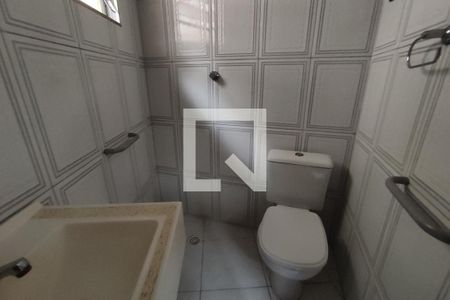 Casa à venda com 280m², 4 quartos e 3 vagas Casa à venda com 280m², 4 quartos e 3 vagasBanheiro de Serviço