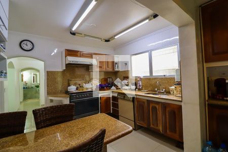 Casa à venda com 330m², 4 quartos e 4 vagas Casa à venda com 330m², 4 quartos e 4 vagasCozinha