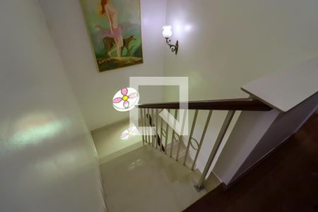 Casa à venda com 330m², 4 quartos e 4 vagas Casa à venda com 330m², 4 quartos e 4 vagasEscada