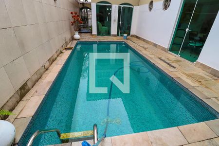 Casa à venda com 330m², 4 quartos e 4 vagas Casa à venda com 330m², 4 quartos e 4 vagasPiscina