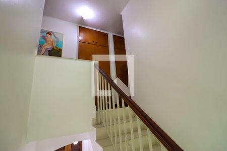 Casa à venda com 330m², 4 quartos e 4 vagas Casa à venda com 330m², 4 quartos e 4 vagasEscada