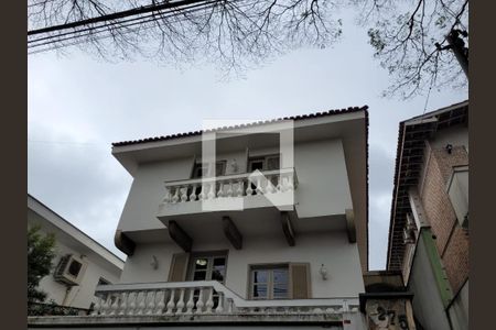 Casa à venda com 330m², 4 quartos e 4 vagas Casa à venda com 330m², 4 quartos e 4 vagasFachada