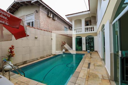 Casa à venda com 330m², 4 quartos e 4 vagas Casa à venda com 330m², 4 quartos e 4 vagasPiscina