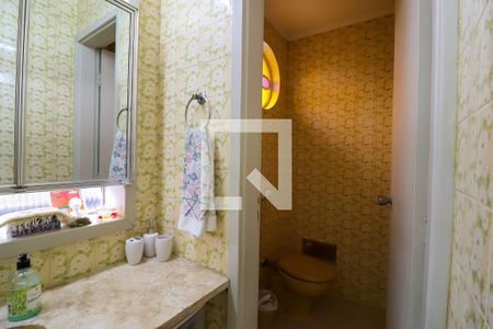 Casa à venda com 330m², 4 quartos e 4 vagas Casa à venda com 330m², 4 quartos e 4 vagasBanheiro Corredor