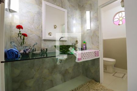 Casa à venda com 330m², 4 quartos e 4 vagas Casa à venda com 330m², 4 quartos e 4 vagasLavabo