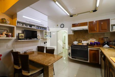 Casa à venda com 330m², 4 quartos e 4 vagas Casa à venda com 330m², 4 quartos e 4 vagasCozinha