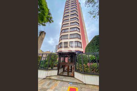 Apartamento à venda com 195m², 4 quartos e 3 vagas Apartamento à venda com 195m², 4 quartos e 3 vagasFachada e portaria