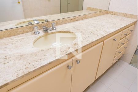 Apartamento à venda com 195m², 4 quartos e 3 vagas Apartamento à venda com 195m², 4 quartos e 3 vagasPia