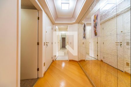 Apartamento à venda com 195m², 4 quartos e 3 vagas Apartamento à venda com 195m², 4 quartos e 3 vagasHall de Entrada