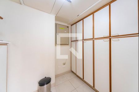 Apartamento à venda com 195m², 4 quartos e 3 vagas Apartamento à venda com 195m², 4 quartos e 3 vagasQuarto de Serviço