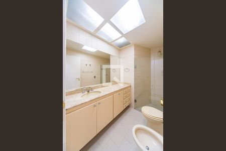 Apartamento à venda com 195m², 4 quartos e 3 vagas Apartamento à venda com 195m², 4 quartos e 3 vagasBanheiro Social