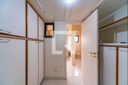 Apartamento à venda com 195m², 4 quartos e 3 vagas Apartamento à venda com 195m², 4 quartos e 3 vagasQuarto de Serviço