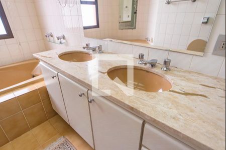 Apartamento à venda com 195m², 4 quartos e 3 vagas Apartamento à venda com 195m², 4 quartos e 3 vagasPias