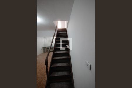 Escadas de casa para alugar com 1 quarto, 80m² em Vila Moraes, São Paulo