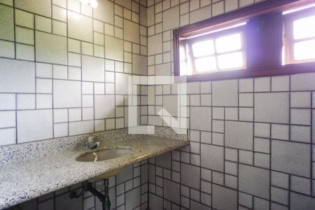 Casa de condomínio para alugar com 600m², 5 quartos e 4 vagas Casa de condomínio para alugar com 600m², 5 quartos e 4 vagasBanheiro do Salão de Festas