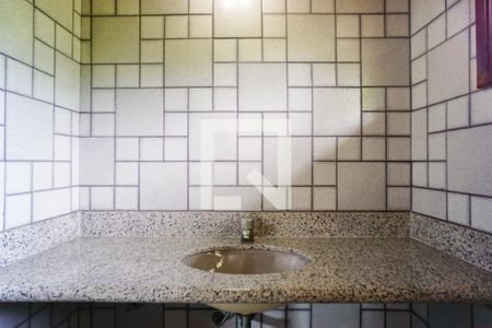 Casa de condomínio para alugar com 600m², 5 quartos e 4 vagas Casa de condomínio para alugar com 600m², 5 quartos e 4 vagasBanheiro do Salão de Festas