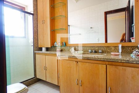 Casa de condomínio para alugar com 600m², 5 quartos e 4 vagas Casa de condomínio para alugar com 600m², 5 quartos e 4 vagasBanheiro da Suíte 4