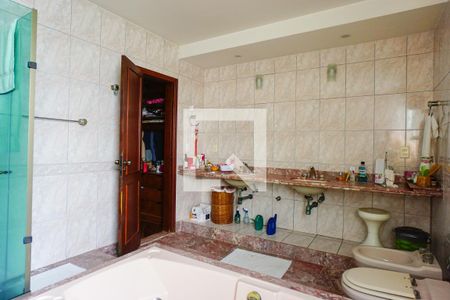 Casa de condomínio para alugar com 600m², 5 quartos e 4 vagas Casa de condomínio para alugar com 600m², 5 quartos e 4 vagasBanheiro da Suíte 2