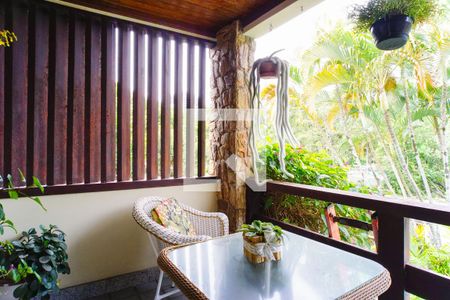 Casa de condomínio para alugar com 600m², 5 quartos e 4 vagas Casa de condomínio para alugar com 600m², 5 quartos e 4 vagasVaranda da Suíte 2