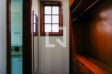 Casa de condomínio para alugar com 600m², 5 quartos e 4 vagas Casa de condomínio para alugar com 600m², 5 quartos e 4 vagasCloset da Suíte 5