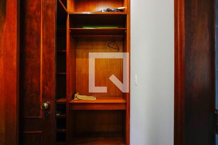 Casa de condomínio para alugar com 600m², 5 quartos e 4 vagas Casa de condomínio para alugar com 600m², 5 quartos e 4 vagasCloset da Suíte 5