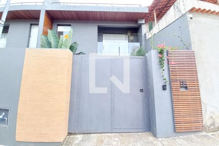 Casa à venda com 250m², 4 quartos e 4 vagas Casa à venda com 250m², 4 quartos e 4 vagasFachada